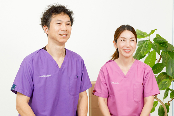 花岡歯科医院 悩みがあれば気軽に相談してほしいと話す英樹先生と智子先生
