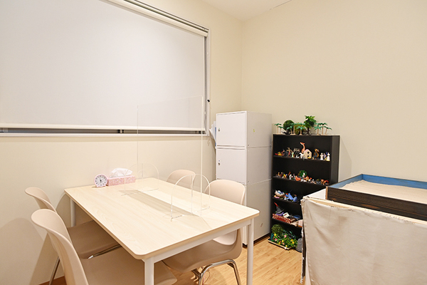 安原こどもクリニック 低身長症に関する専門の医師が3人在籍。日々患者の診療にあたる