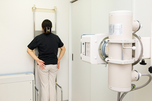 大阪心斎橋呼吸器内科・内科クリニック 聴診器による診察や、エックス線検査などを行い原因を調べる