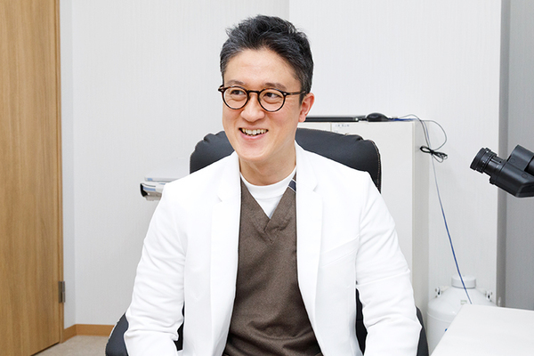 芦屋ファミリークリニック形成外科皮フ科 納得して選択できるよう、治療方法について丁寧に説明している