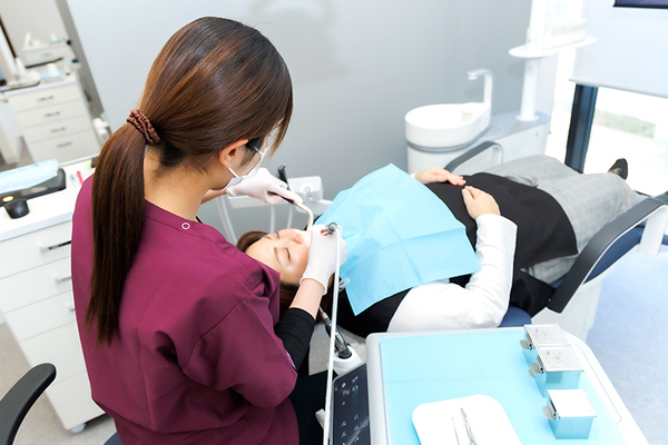 いのこ歯科 さまざまな相談に乗りながらエビデンスに基づく治療を進めている