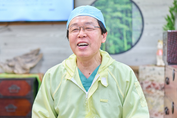 タカシデンタルクリニック 治療後のメンテナンスも重要、と話す