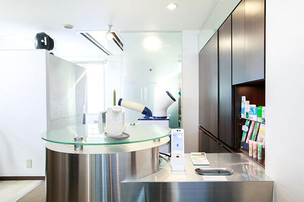 高野デンタルクリニック スタッフ同士の厚い信頼関係も、患者の安心感につながっている