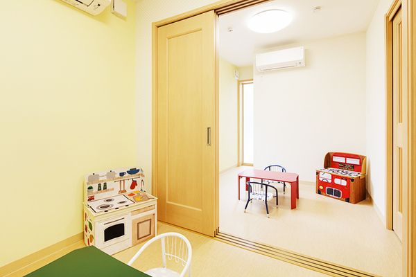 Ｍキッズクリニック 個室の間仕切りは透明になっており子どもの様子がいつでもわかる