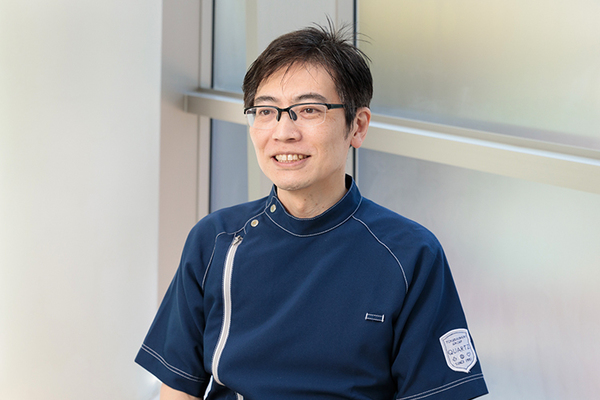 青山クオーツデンタルクリニック 穏やかな口調で丁寧に説明してくれる細川周平理事長