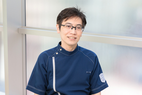 青山クオーツデンタルクリニック 患者とコミュニケーションを取りながらメンテナンスを行う