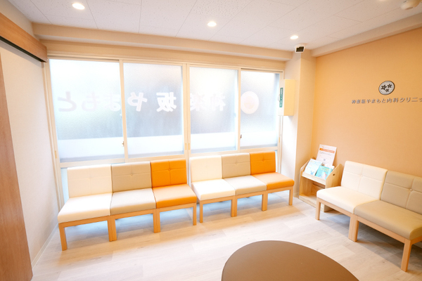 神楽坂やまもと内科クリニック 温かみのある落ち着いた雰囲気の院内
