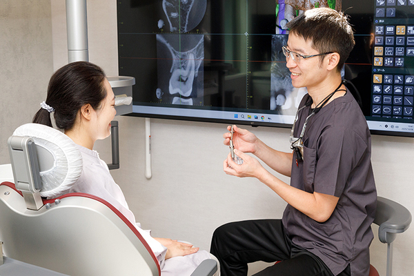 芦屋もみじ歯科 時にはモニターなども使用し、治療の見える化を心がけている