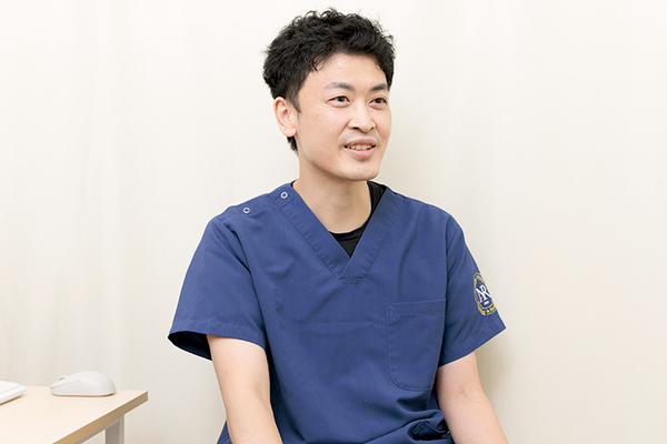 クリニックプラス高円寺 生活リズムの見直しから始めてほしいと話す阿部院長