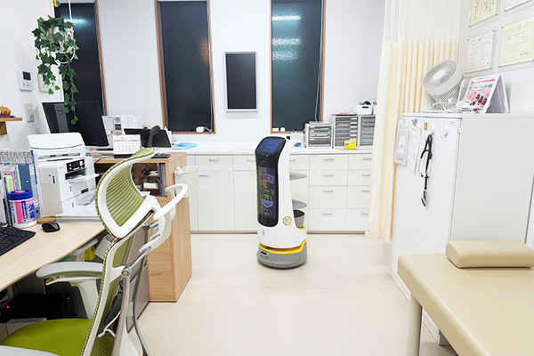 宇都宮腎内科皮膚科クリニック カルテ運搬ロボットを導入し、時代の変化に合わせた取り組みも