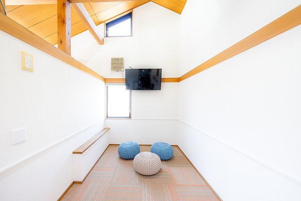 青おとなこども歯科クリニック きれいで開放感があり、動画も楽しめるキッズスペースも完備