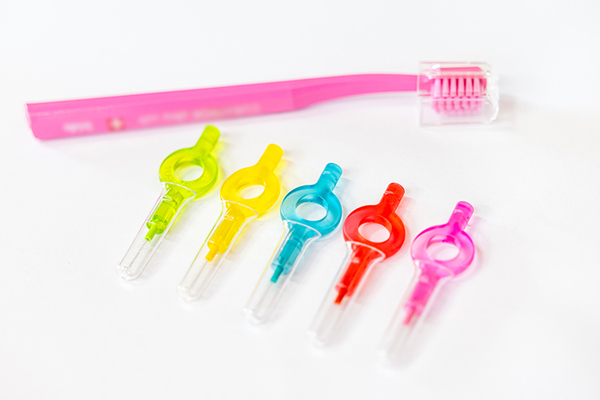 青おとなこども歯科クリニック 毎日の歯磨きや、歯間ブラシやフロスを使うことが大切