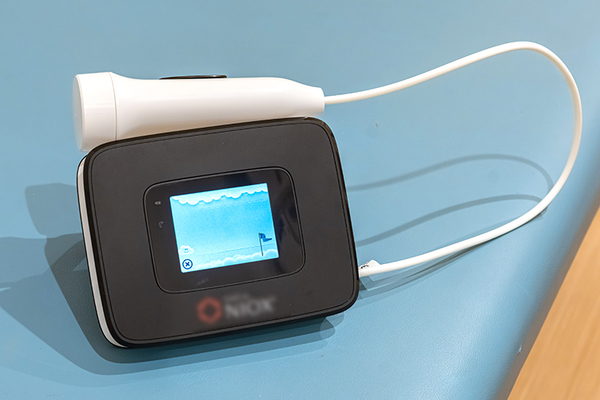 ふかさわ内科・呼吸器内科クリニック マウスピースをくわえて深呼吸をするだけで測定が可能