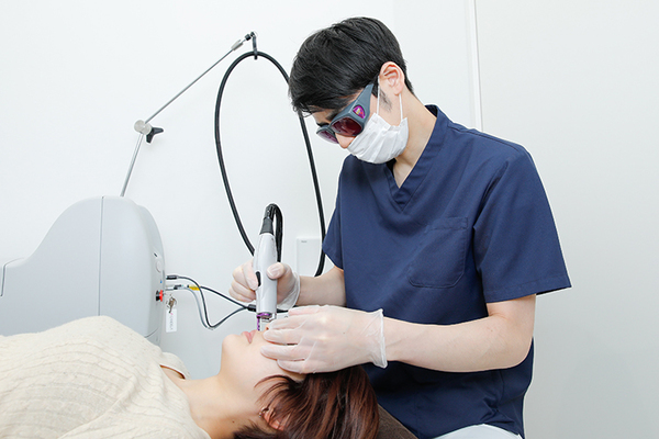 上野御徒町ファラド皮膚科 各種レーザーや超音波など治療機器も充実