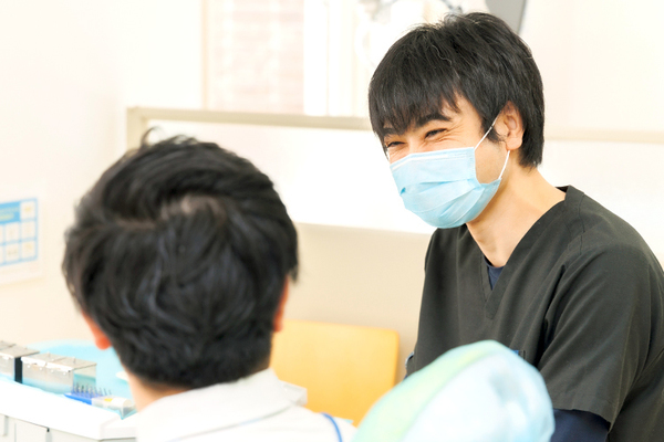 エムズデンタルクリニック 困ったことがあればなんでも相談してほしいと話す