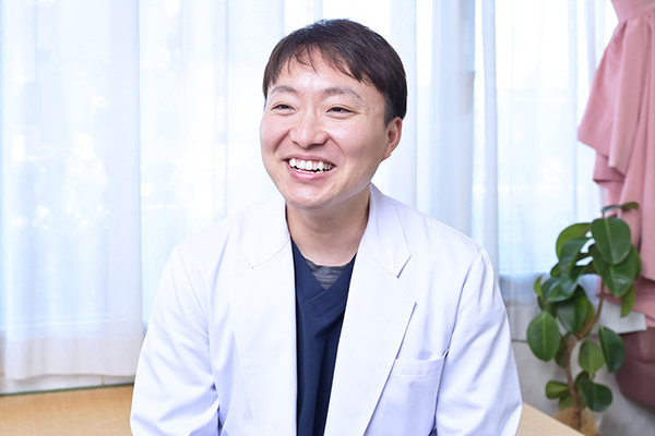 さくらのき米山ファミリークリニック いつでも気軽に相談をしてきてほしいと笑顔で語る米山院長