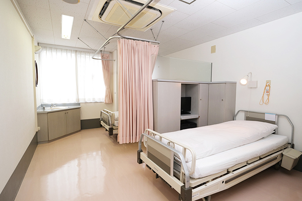 西新井大腸肛門科 手術後の不安を軽減する、清潔で落ち着いた入院設備を完備