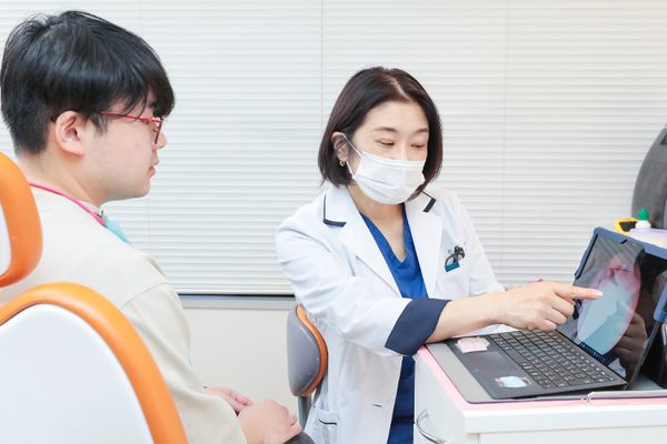 まるやま歯科クリニック 家族の口の状況について、画像を用いて丁寧に伝えている