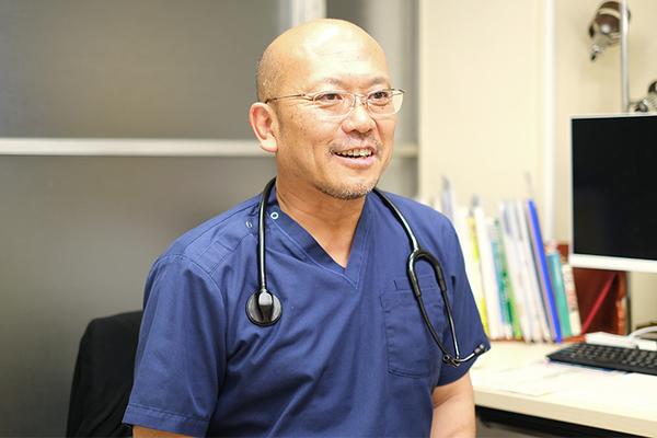 上板橋診療所 生活環境を整えることが咳の予防につながると話す松原院長	