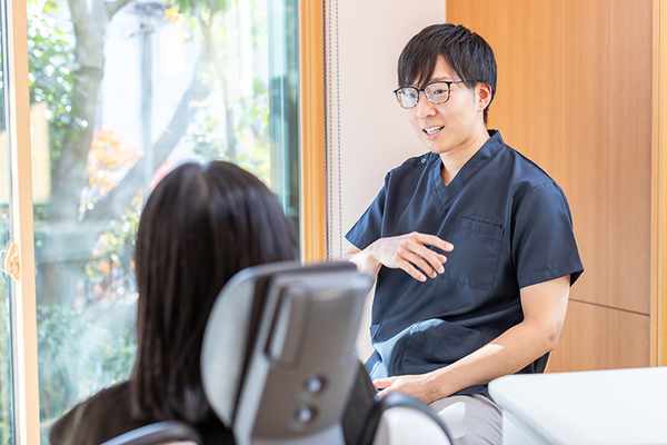 有坂歯科・インプラントオフィス 患者との対話を重視し、わかりやすい説明を心がけている同院