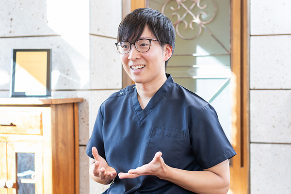 有坂歯科・インプラントオフィス 一生噛める口腔環境づくりを重視していると話す副院長