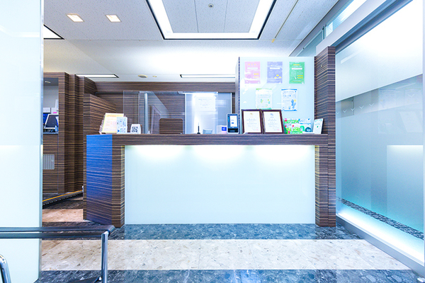 新宿パークタワー歯科 明るく落ち着いた雰囲気の受付スペース