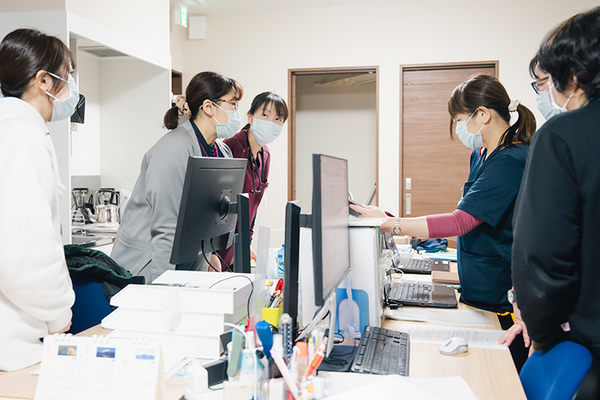 れんげ在宅クリニック 朝礼には全スタッフが参加し情報を共有している