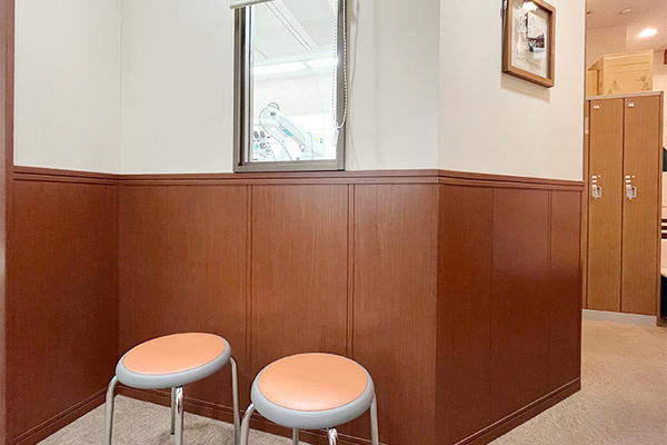 はりの眼科 小窓から手術の見学が可能。家族も安心して見守ることができる