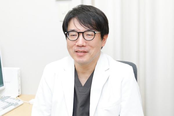 横浜駅前ひさゆき消化器内科・内視鏡クリニック 穏やかで優しい口調で話す久行院長