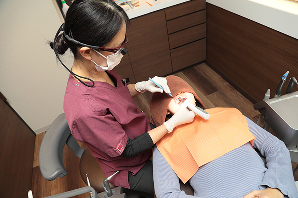 高槻ウィズデンタルクリニック 歯科衛生士による丁寧なメインテナンスを行う
