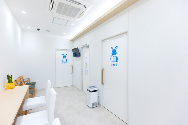 東戸塚駅前西口 おなかの窓口・内科・大腸と胃内視鏡クリニック 初診でも緊張が和らぐよう配慮された、居心地の良い待合室