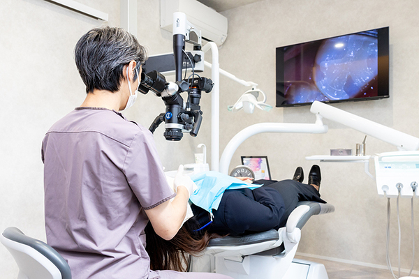 たずみデンタルクリニック マイクロスコープを用いることで、より精密な診療が可能になる