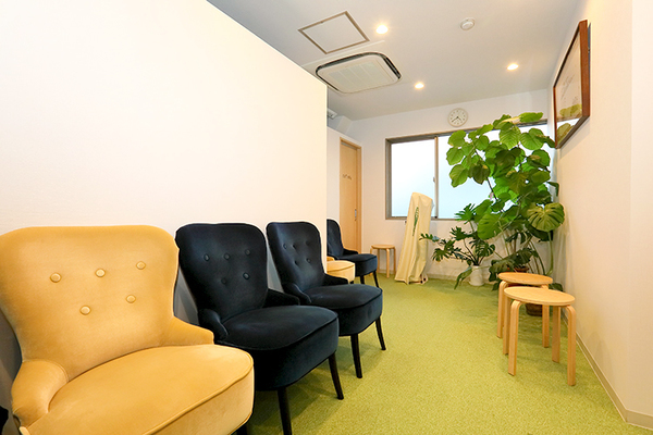 医療法人法橋心療内科 待合室は、やわらかい色合いに統一。落ち着くBGMが流れている
