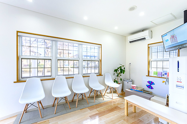 かわはら歯科 新小郡クリニック 白を基調とした清潔感のある院内