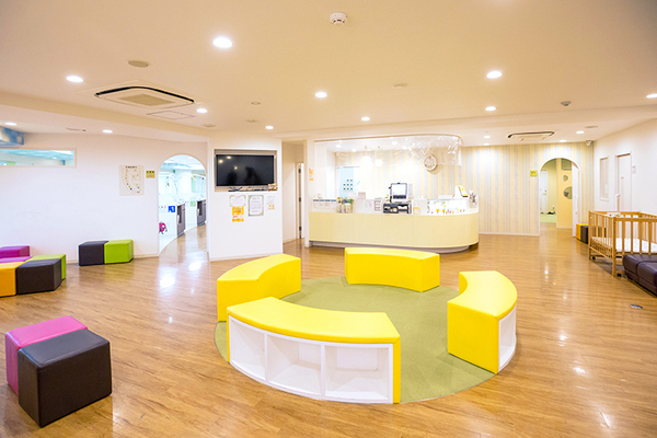 きなみ小児歯科・矯正歯科医院 歯科医師とスタッフが一丸となって患者を明るく見守る