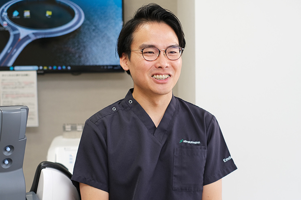 江田あおば歯科・矯正歯科 口腔内写真で可視化し、自分事としてケアに励んでほしいと話す