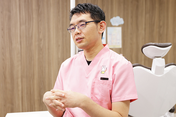 楠原デンタルクリニック 「継続的な学びにより診察の質を高めていく」と話す楠原院長