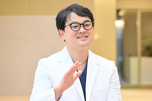 高輪ゲートウェイ駅前整形外科クリニック 適切な治療とリハビリで、前向きな変化を支えたいと語る松崎院長