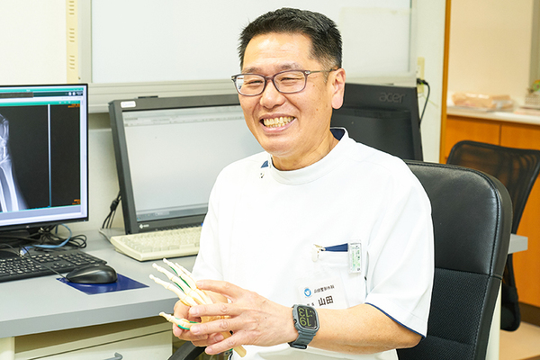 山田整形外科 スタッフ含め万全の体制を整えている、と話す院長