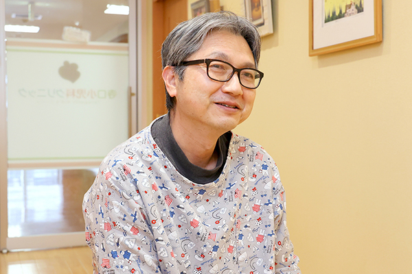寺口小児科クリニック 聴診器代わりに腹部エコー検査を行うことの大切さを話す寺口院長