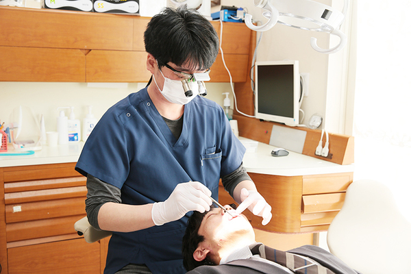 もり歯科医院 患者一人ひとりに合わせた歯磨きのアドバイスを行っている