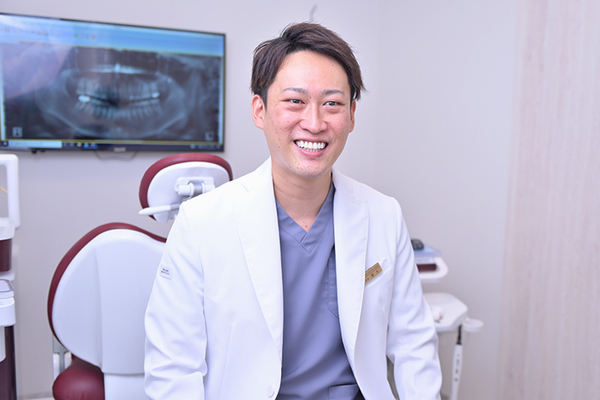白金SAIKI DENTAL CLINIC 保定装置はできる限り長く理想は一生使ってほしいと話す齊木院長