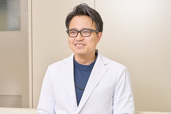 大嶋クリニック 丁寧に診療にあたる大嶋太郎院長