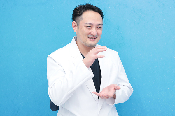 小松歯科医院 家庭でのトレーニングも大事だと話す小松副院長