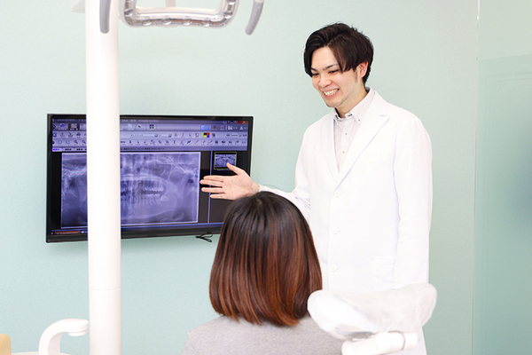 中延昭和通り歯科 笑顔で優しく語りかけ、患者の不安を和らげる