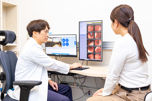 なかむら内視鏡・内科クリニック ピロリ菌の除菌について丁寧に説明する中村院長