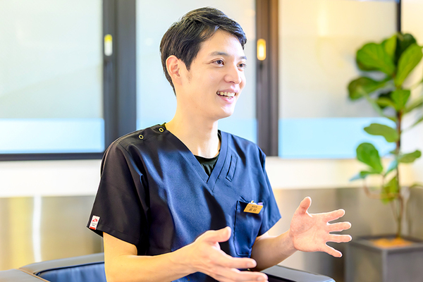 平尾駅前パーソナル歯科 「治療後のメンテナンスの重要性」について話す前田院長