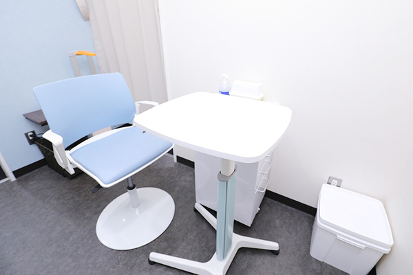 くらまえ川畑診療室 各種検査にも対応する、機能性を備えた処置室