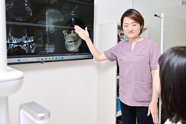 日本橋の歯医者さん 日本橋歯科 画像や資料を用いて丁寧に説明する