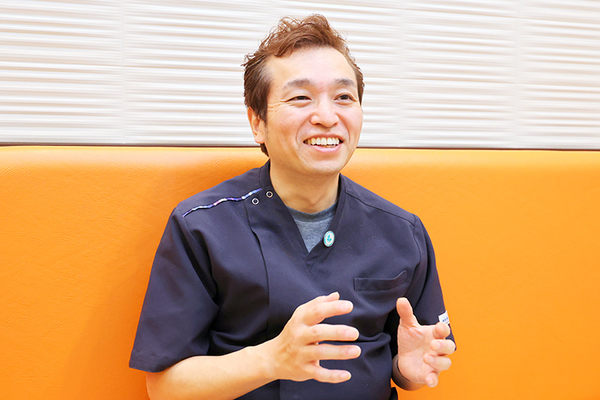 しもむら歯科医院 治療後でも不安なことがあれば気軽に相談してほしいと話す院長